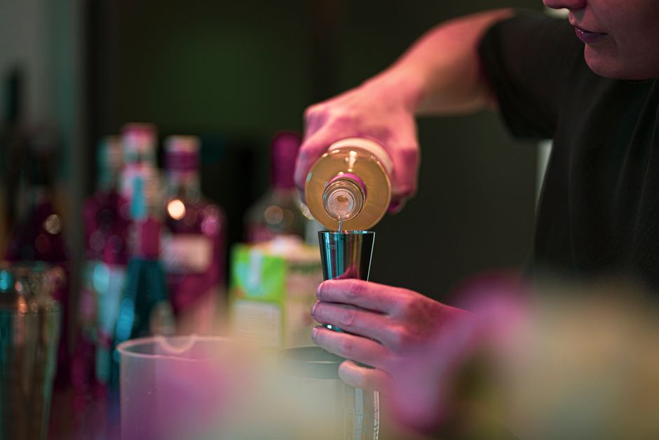 Barmanul pregătește cocktailuri