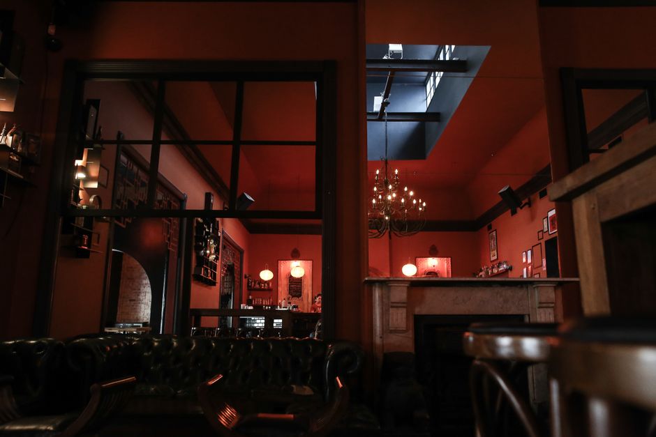 Interiorul elegant al barului Atipico Victoriei